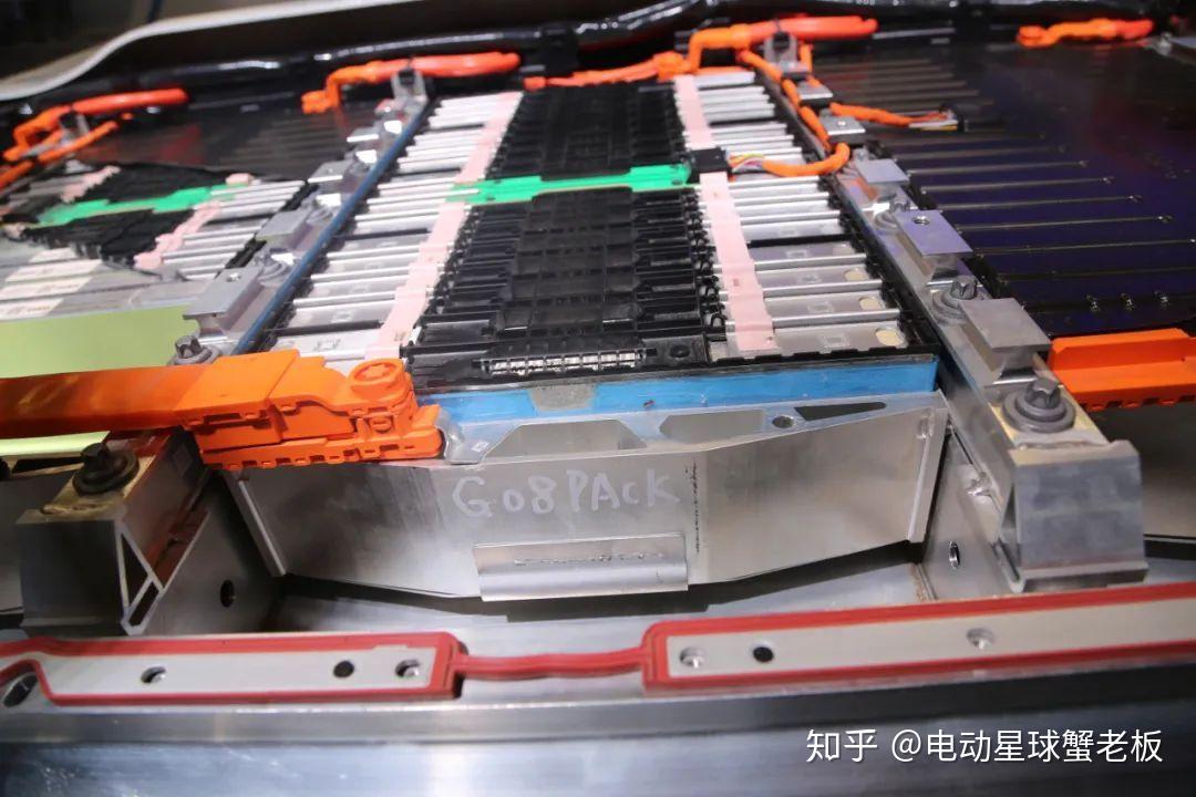 胡永亮一边说电池包箱体的设计,一边让我们去摸电池模组与电池包底盘