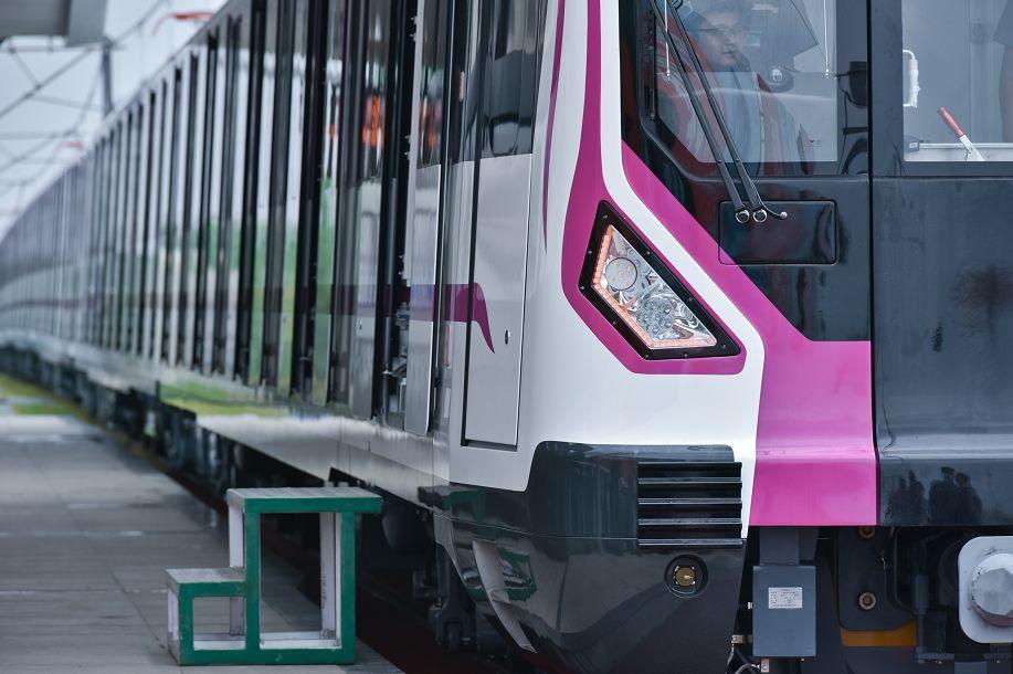 成都地铁5号线列车正式亮相优雅与颜值并存