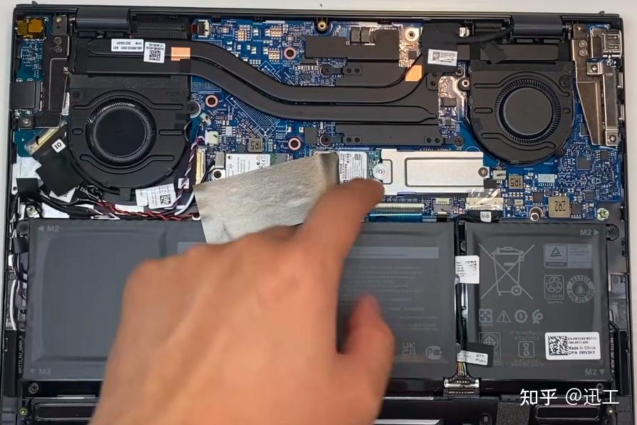 就拿入门级的成就系5310版本来说,从拆机来看,双风扇散热,大小配,看着