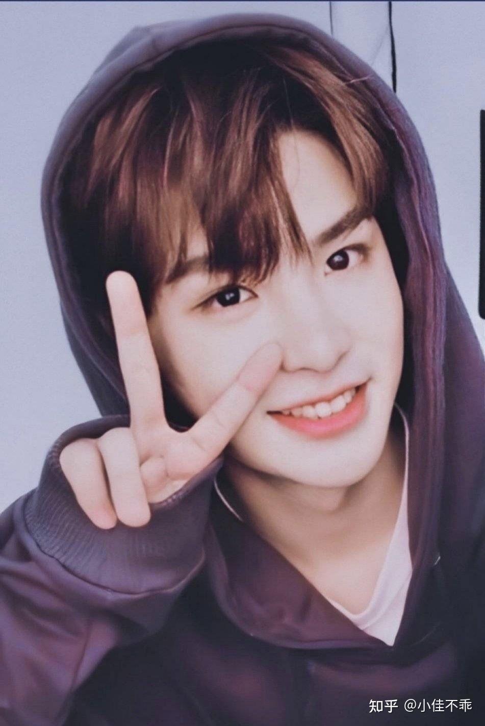 黄明昊和蔡徐坤谁长的好看?