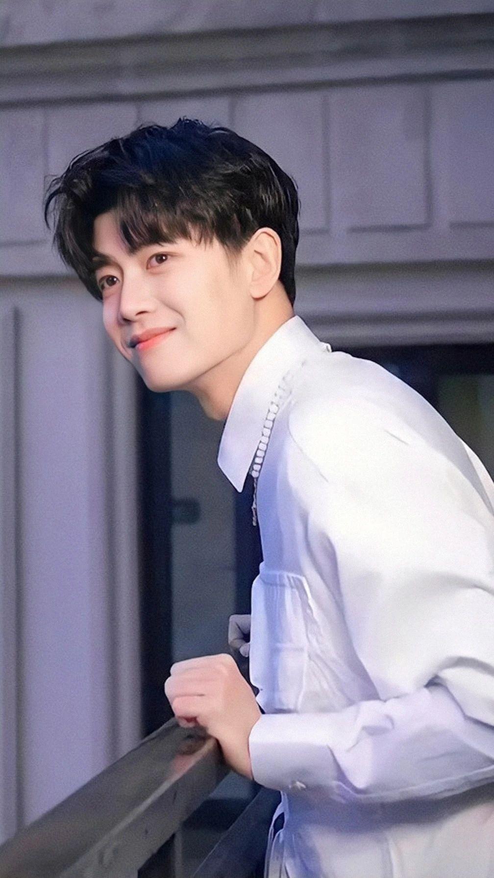 任嘉伦壁纸:你一笑我就沦陷了,沦陷在你眼中那抹白月光般的温柔