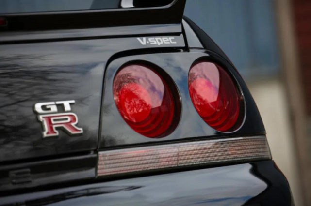 设计,整个车身看起来充满了肌肉感,尤其是前脸的gt-r标识和圆形尾灯