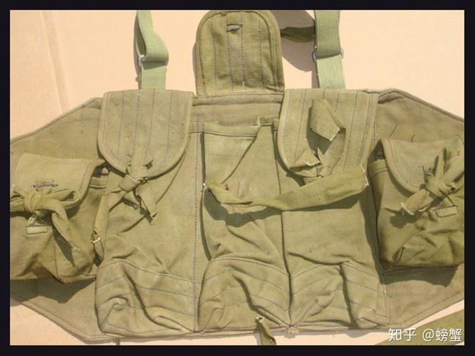 43型胸挂有3个弹匣袋,结构非常接近56胸挂.