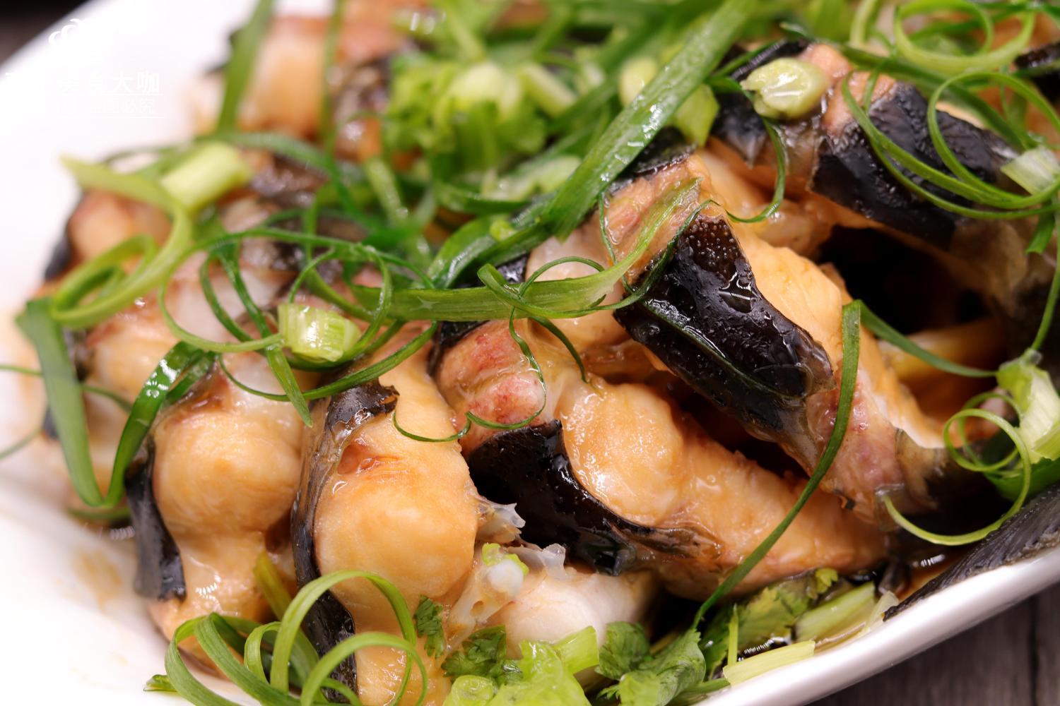 除了鲜鲟到家小编上文介绍的这些特色的吃法以外,鲟鱼还有很多的吃法