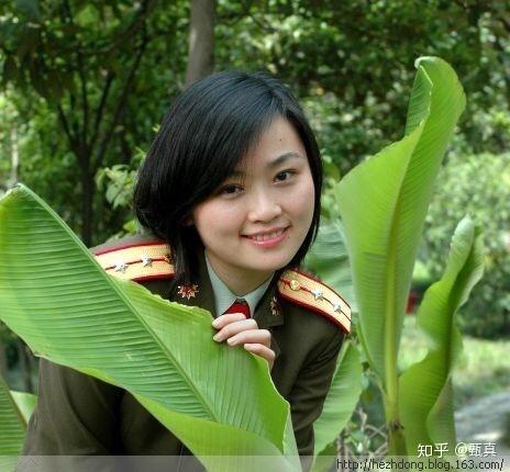 为什么穿87式军装女兵的图片很少见其实这时的军装最漂亮了不知为何