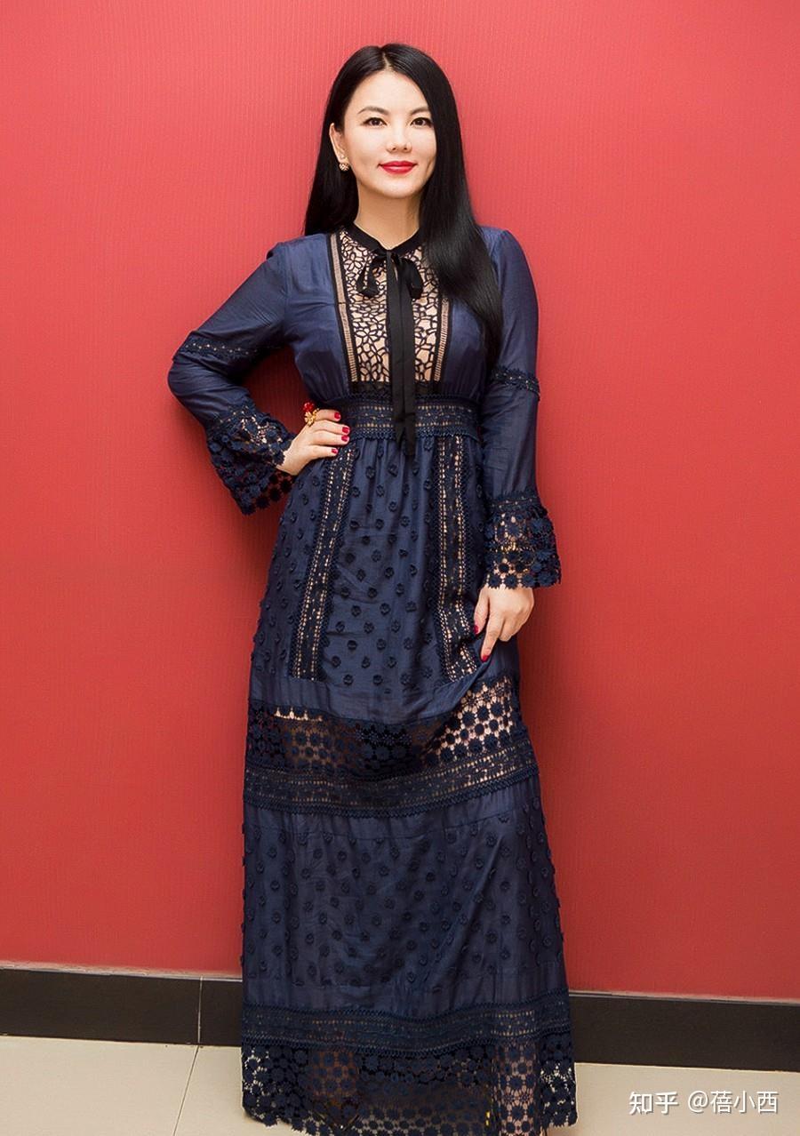 李湘离婚后更年轻时髦穿毛绒大衣富态十足不扮嫩不老气