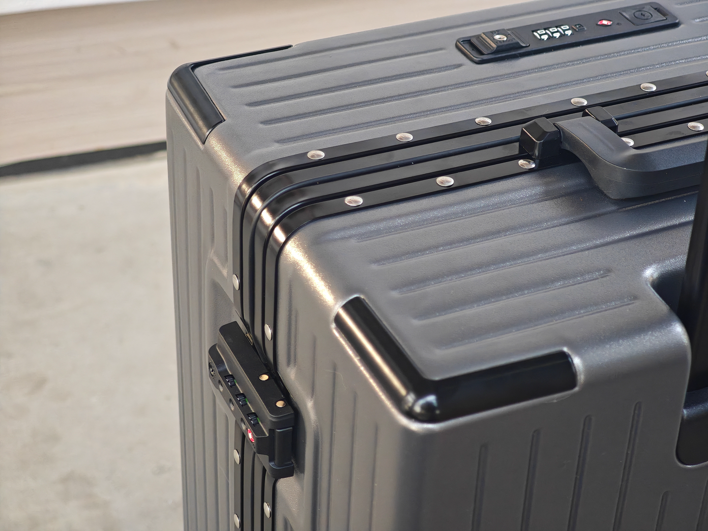 GaKior非时尚6防行李箱测评：200KG承重+4层进口科思创，出行首选