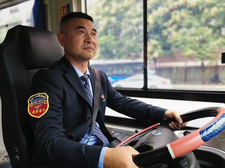 武汉这些公交司机开始挂牌服务