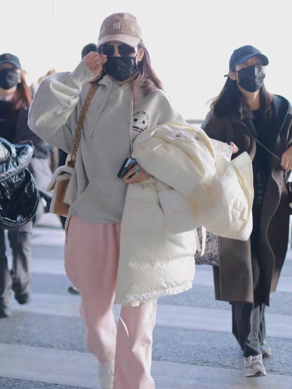 王鸥穿白色羽绒服叠穿连帽卫衣配休闲裤可爱俏皮层次感十足