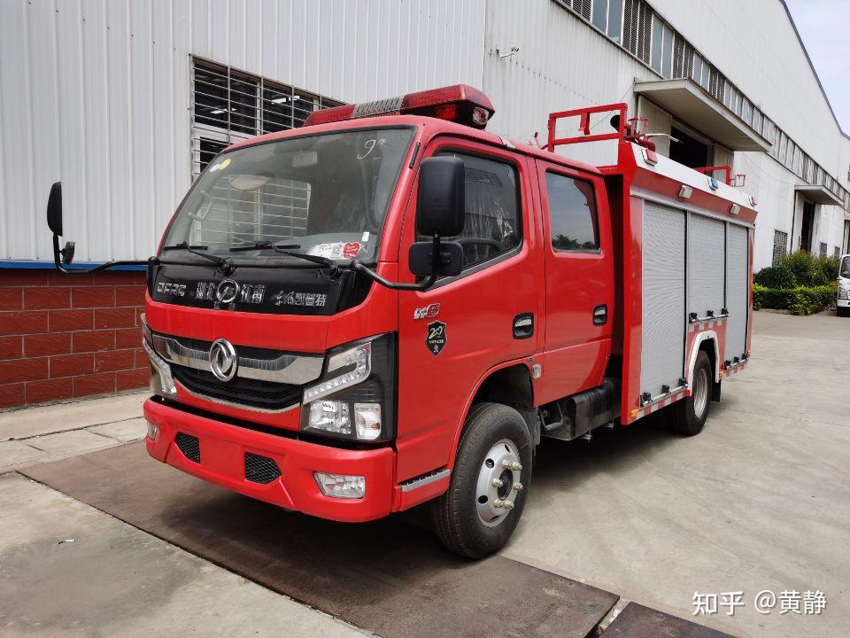 2吨小型消防车热销款:东风小多利卡水罐消防车