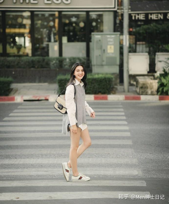 mai超接地气的曼谷街拍针织背心白衬衫和短裤不费力的美