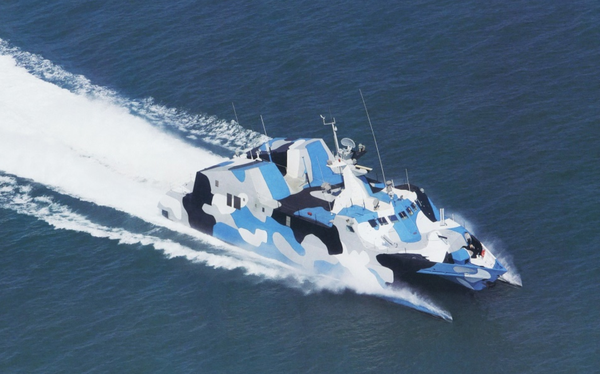 事实上蓝色迷彩是有的. 但是大多数应用在小型舰艇上.