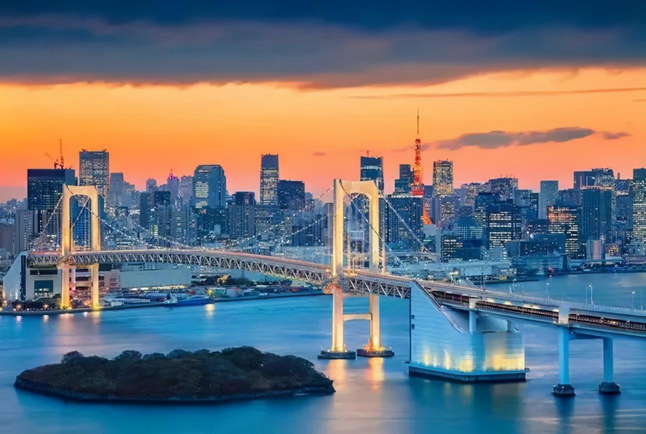 彩虹大桥是一条横越东京湾,连接港区芝浦和台场的吊桥,是日本东京的