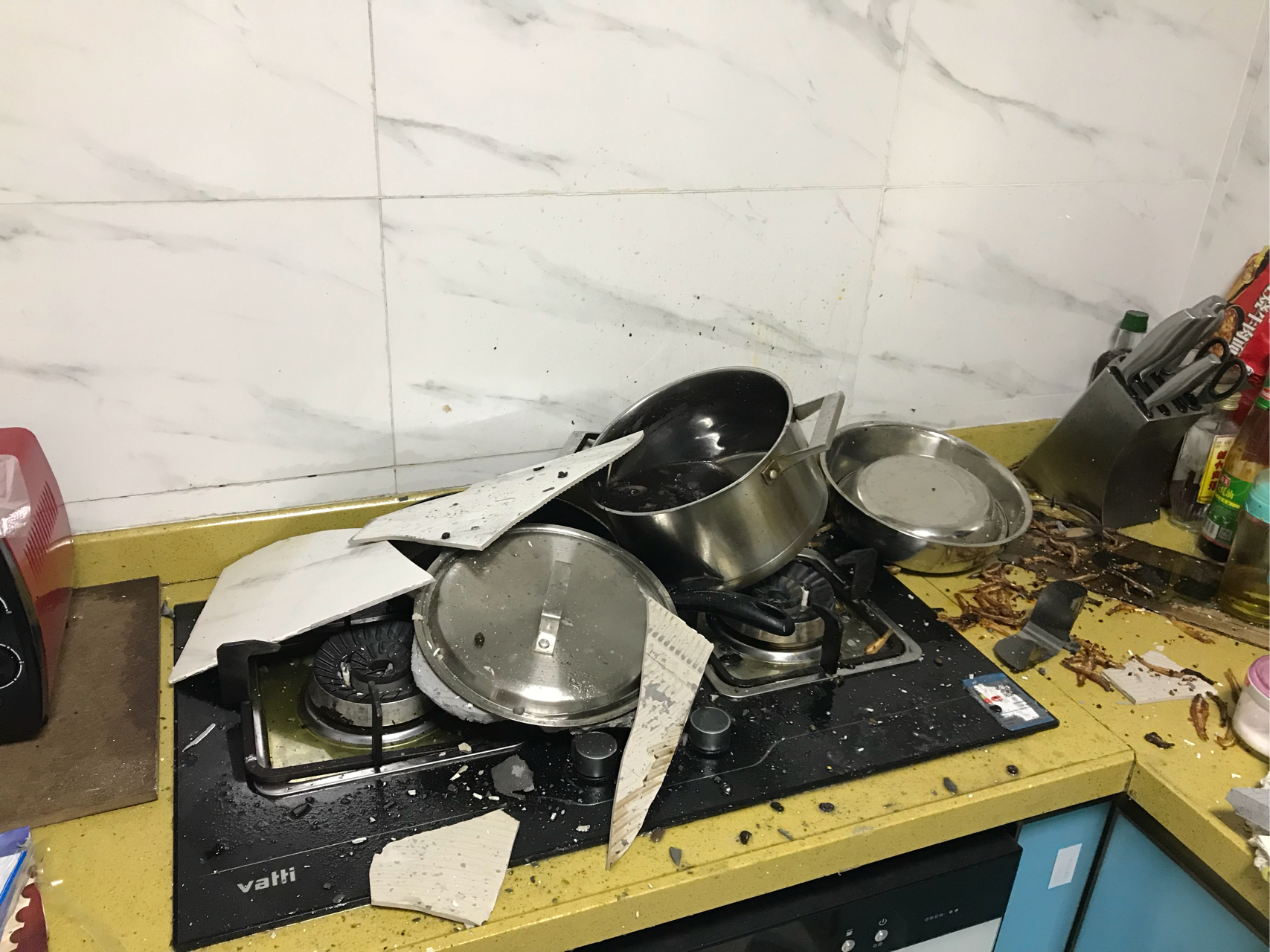 华帝抽油烟机掉落把我的厨房都砸了一遍糟上市公司迟迟不给解决方案