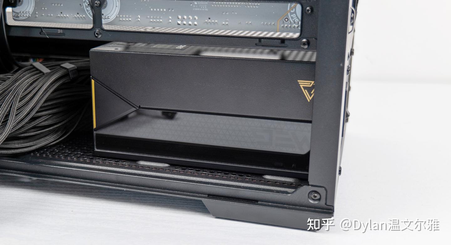 稳定输出高端局,微星MEG Ai1600T PCIe5超神电源玩转多卡平台