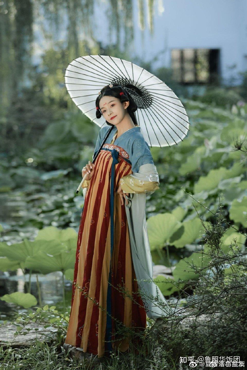 相比较街头和舞台飘逸流行的简单汉服,鲁照华穿的齐胸襦裙是最正宗的