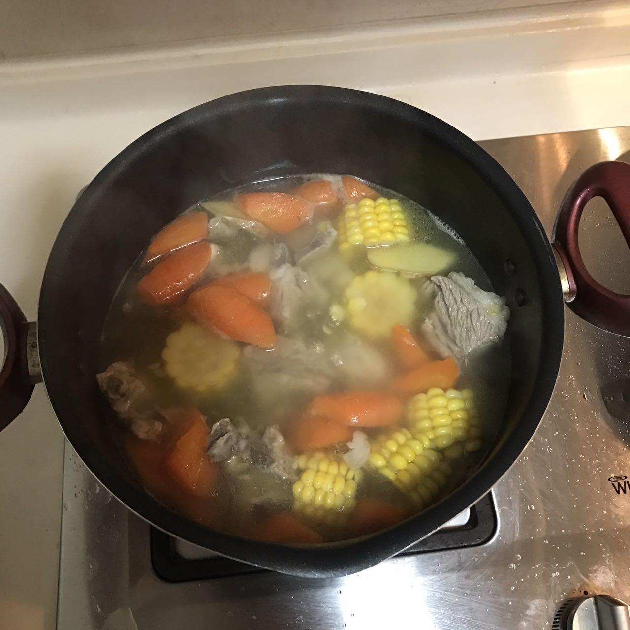 广东人都会煲的胡萝卜玉米排骨汤，其实非常简单。_哔哩哔哩_bilibili
