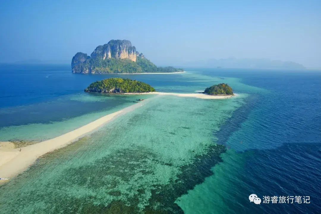 甲米奧南海灘周圍一片的離島有三個特點:1)都是無人島.