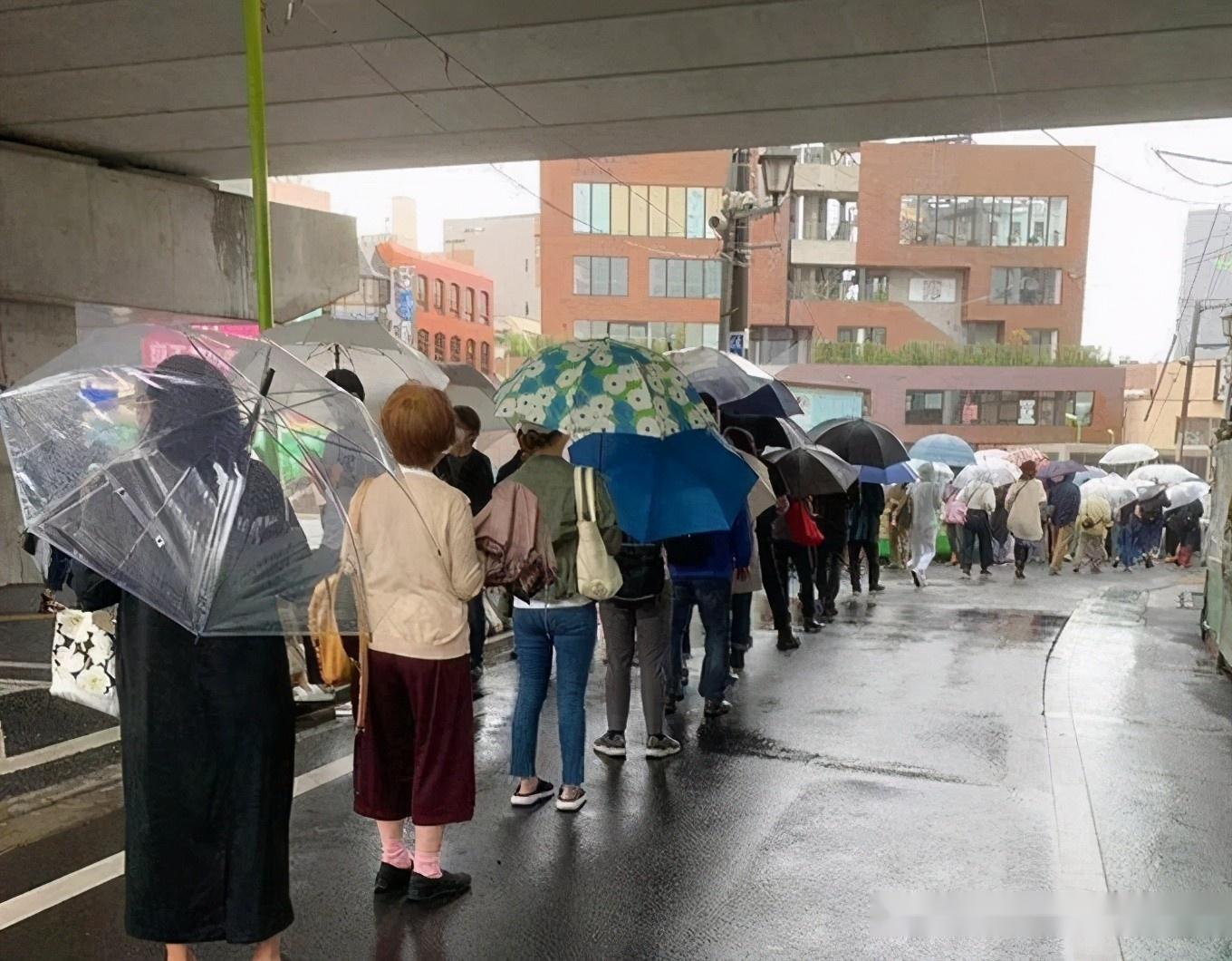 雨天商场门口的大排长龙,刺痛了多少人:富人和穷人之间的鸿沟 - 知乎