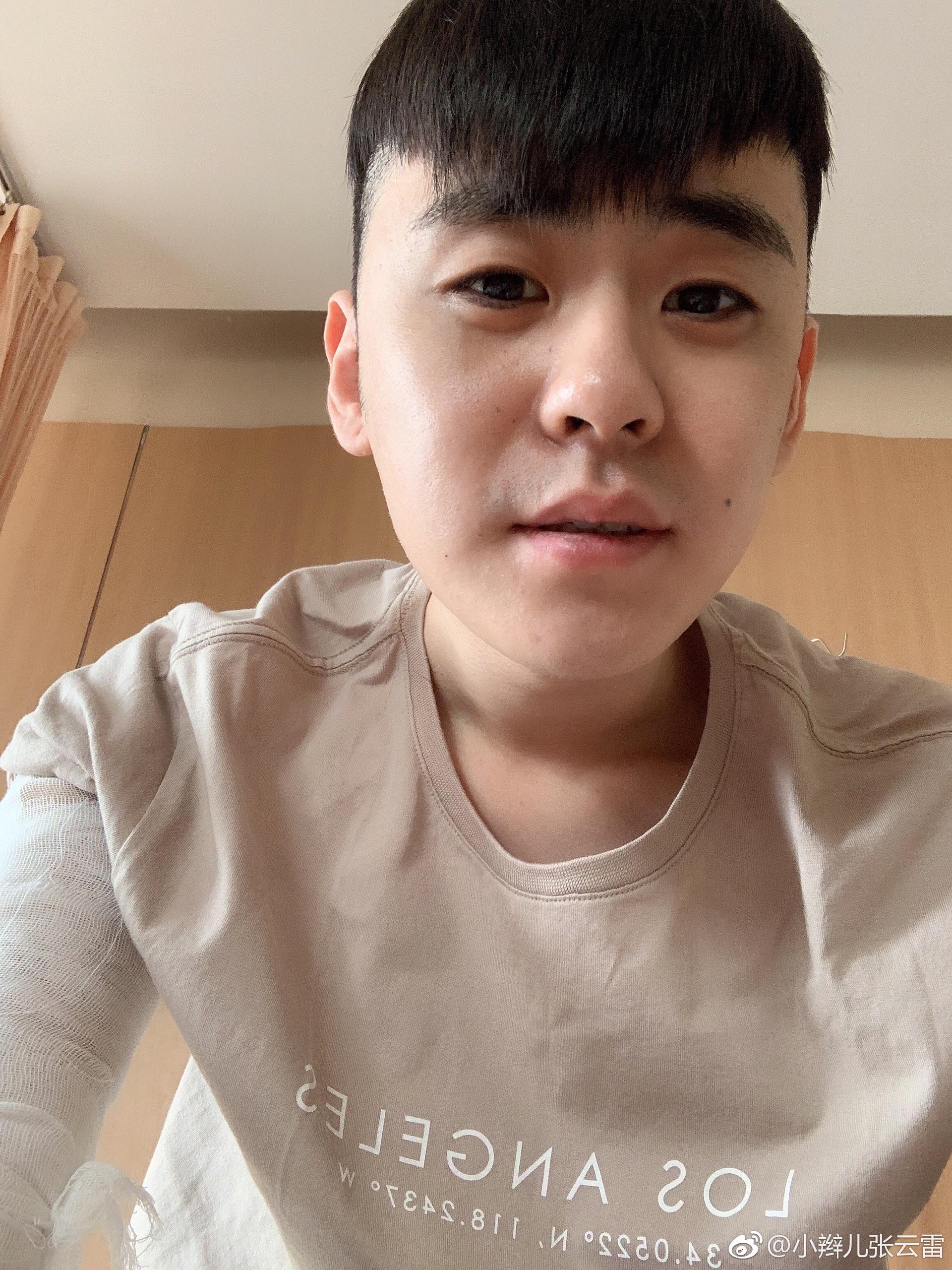 然而出席活动,别人拍的二爷,是酱婶儿的———— 苹果前置能把神仙一