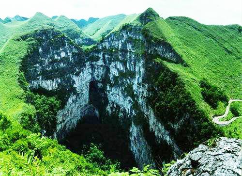 旅行家 3 人 贊同了該文章 廣西百色樂業大石圍天坑群是廣西邊關旅遊