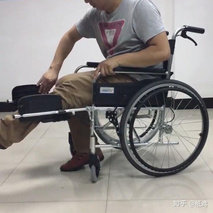 双腿不能弯曲的残疾人能坐电动轮椅自己出门吗?