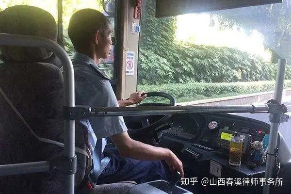 春溪律說男子拒戴口罩還手捶公交司機16拳被判三年三個月