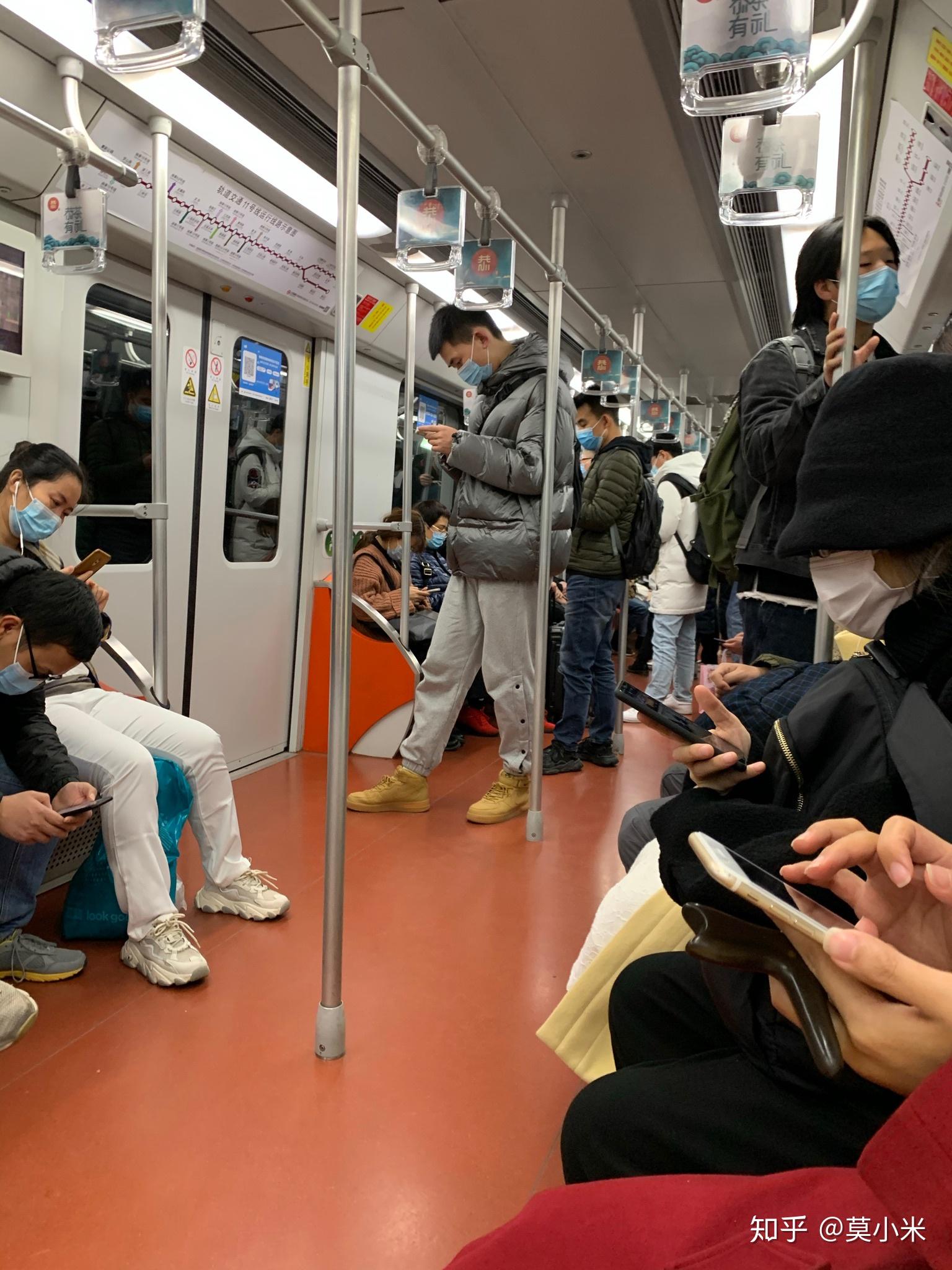 上海21点以后的地铁也是人满为患一群努力为生活奔波的人儿加油