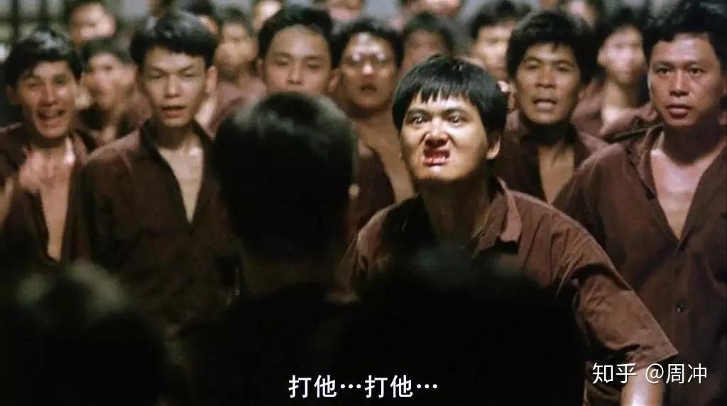 ▼必须跳进一个粪坑,避过追捕.其中有一幕是周润发逃狱.