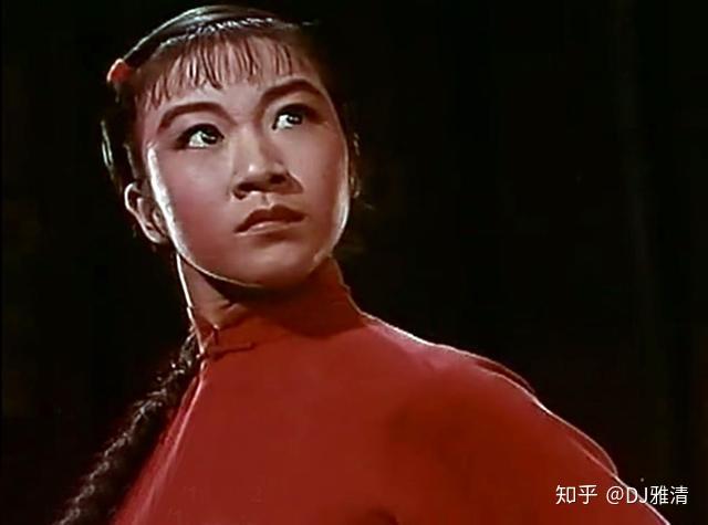 1972年她俩跳着芭蕾舞成样板戏明星如今一个72岁一个74岁仍是女神