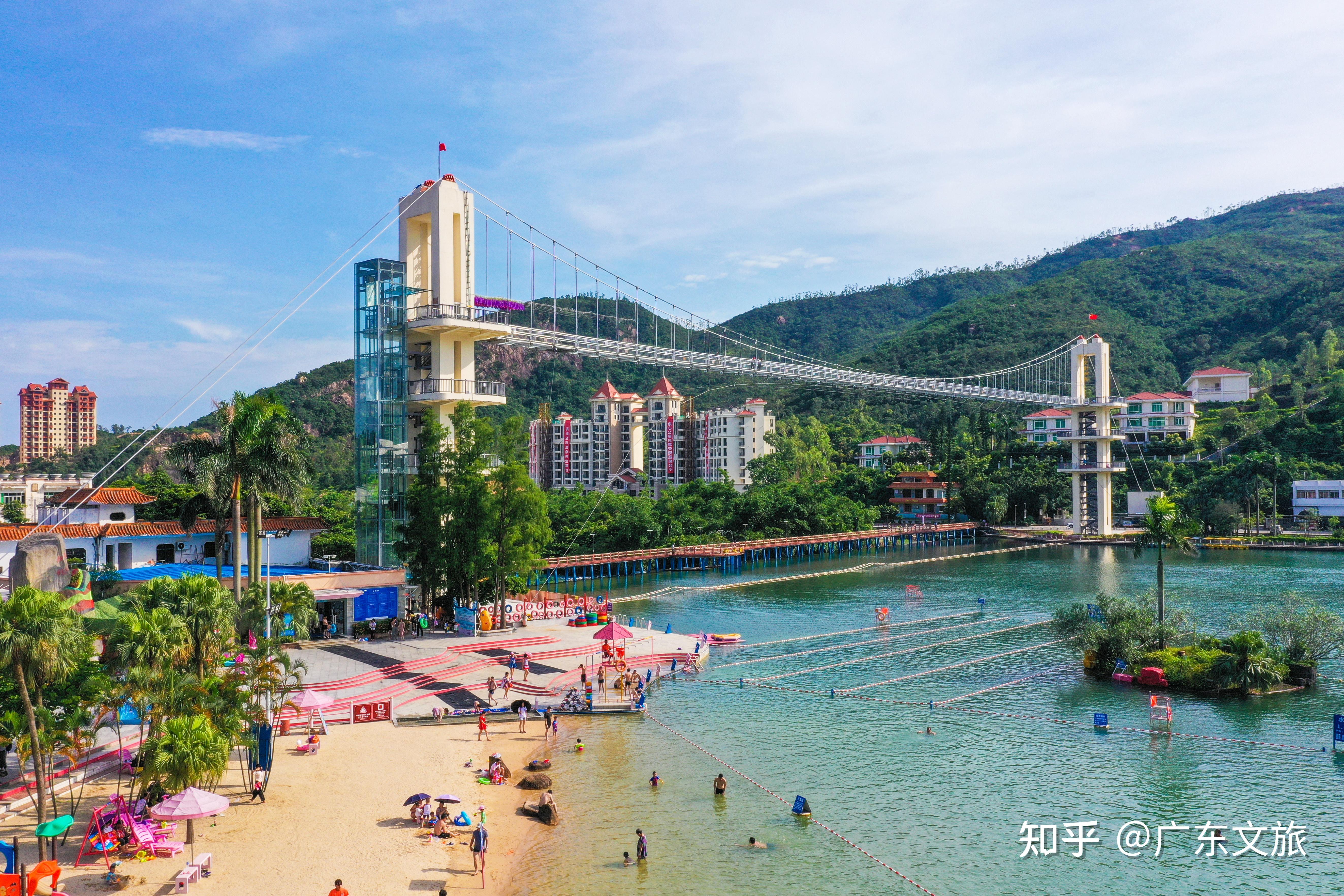 古兜温泉小镇坐落于有名的古兜山及东方红水库之下,占地面积有3000多