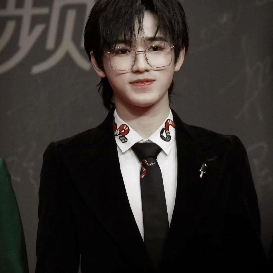 来点小宋 宋亚轩 近期的帅图神图 我是唯粉 不要有文或其他的人?