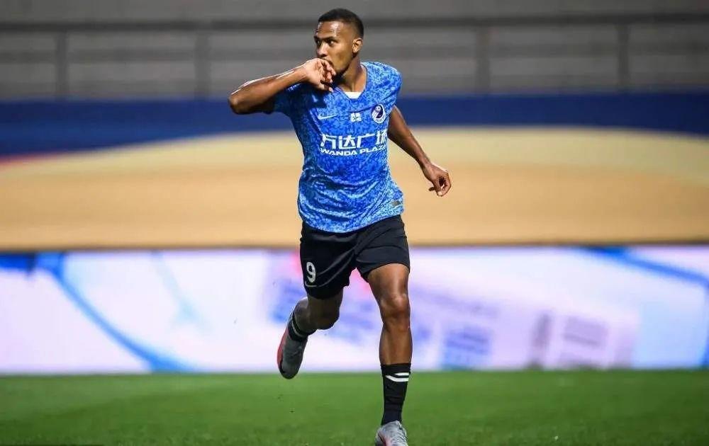 分析大连人龙东离队官宣球队主帅和射手离队该如何应对