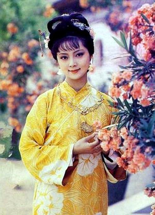 要说长辈们喜欢的样子,我第一时间就想到了87版《红楼梦》的薛宝钗.