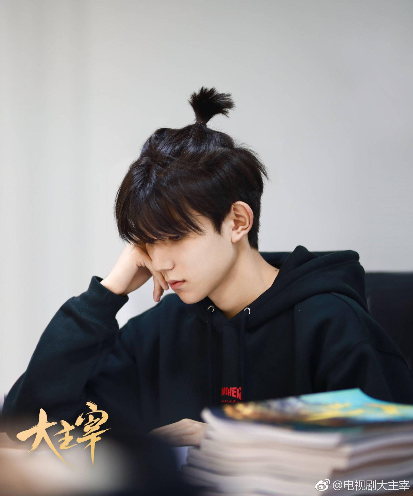 如何看待王源粉丝大规模爬墙史强?(手动狗头)