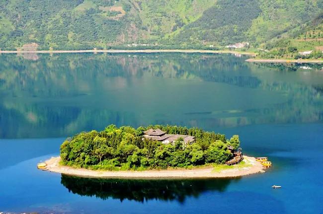 马湖是全国第三大高山深水湖位于雷波县城东北的黄琅镇南侧,湖面海拔