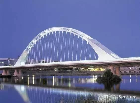 紧临的有2000年历史的罗马大桥,连续拱券呼应瓦伦西亚科技中心天文馆