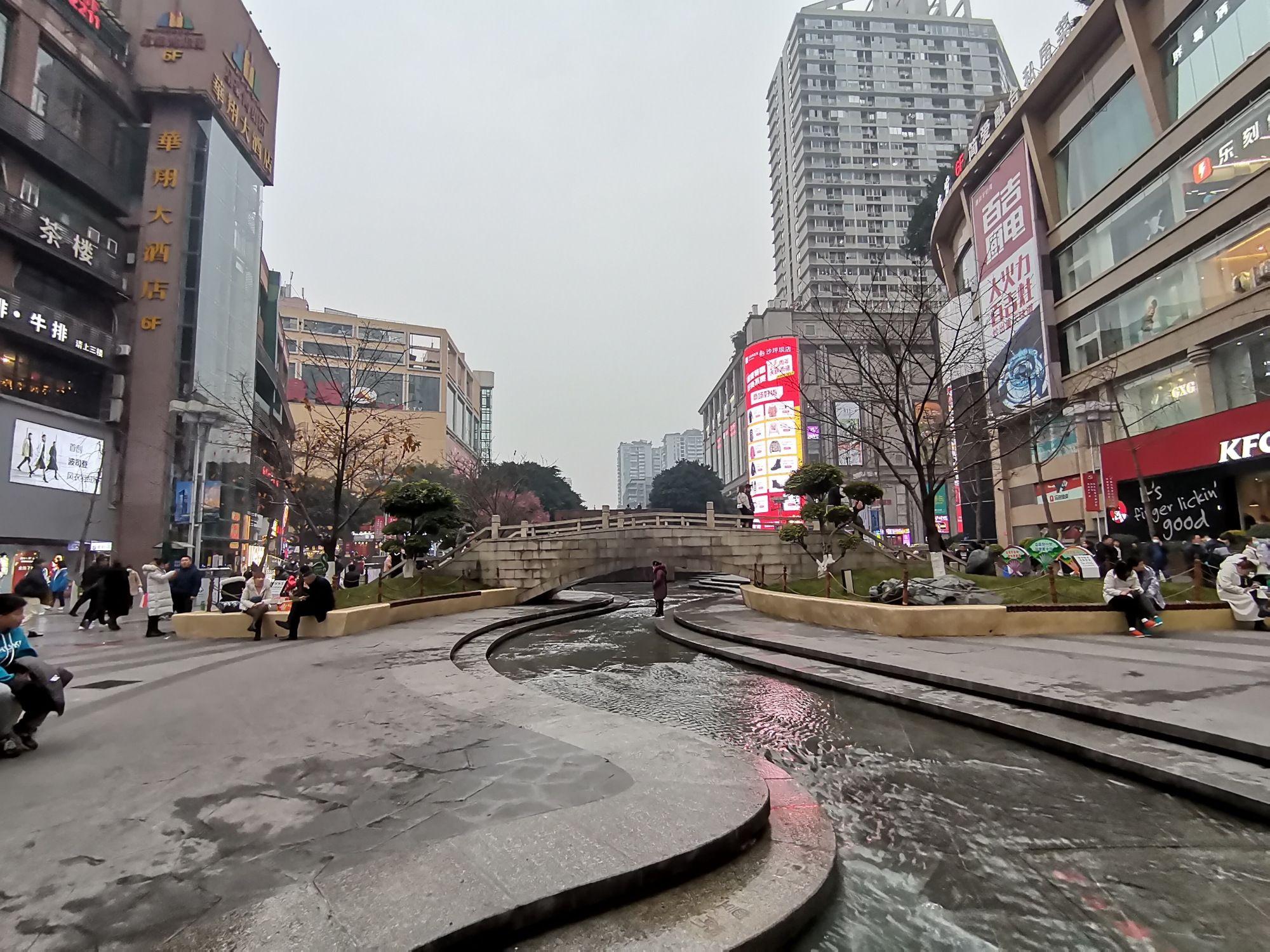 重庆三峡广场前有堵截后有追兵未来何去何从网友想多了