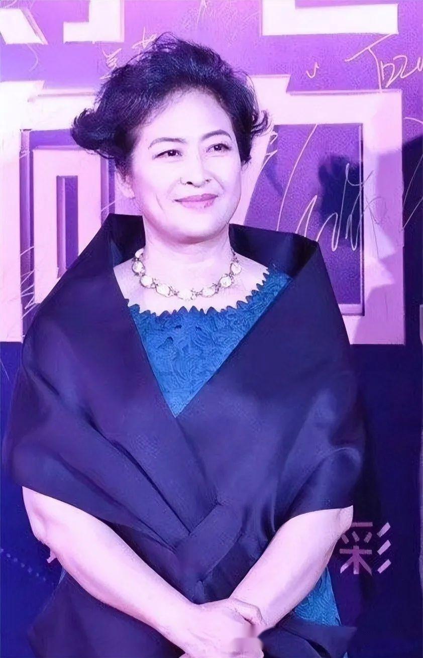 国民妈妈许娣64岁穿衣简约不扮嫩身材微胖也时髦气质真好
