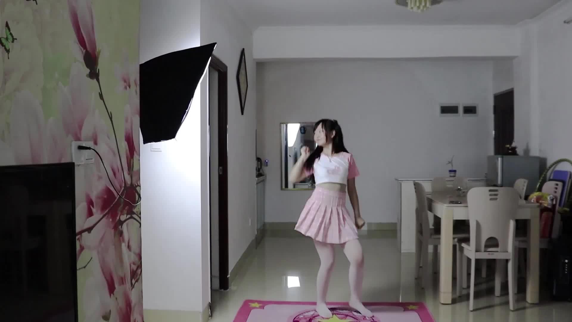 双马尾活力美少女穿女仆装跳舞你心动了吗