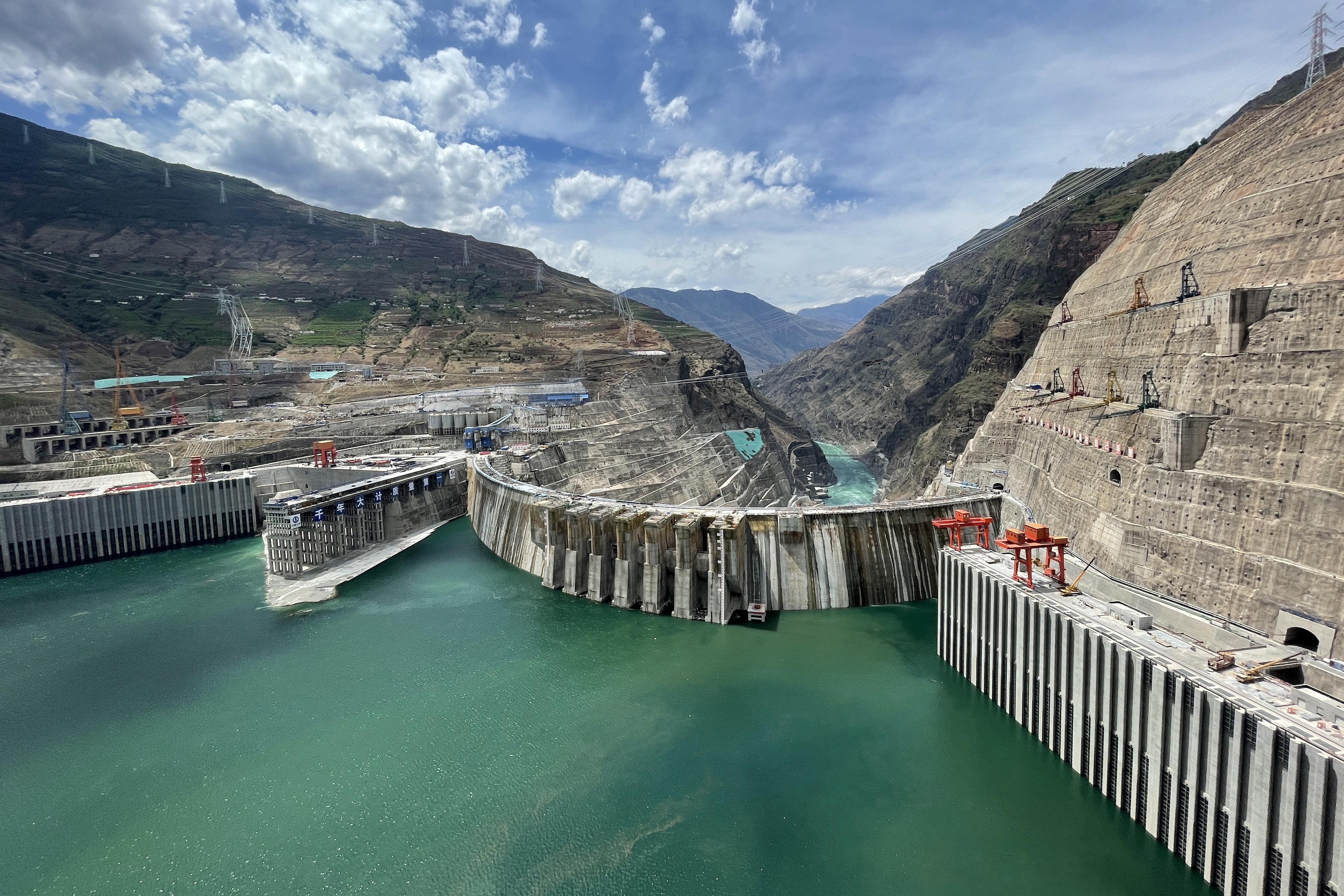 当今世界在建规模最大技术难度最高的金沙江白鹤滩水电站正式投产发电