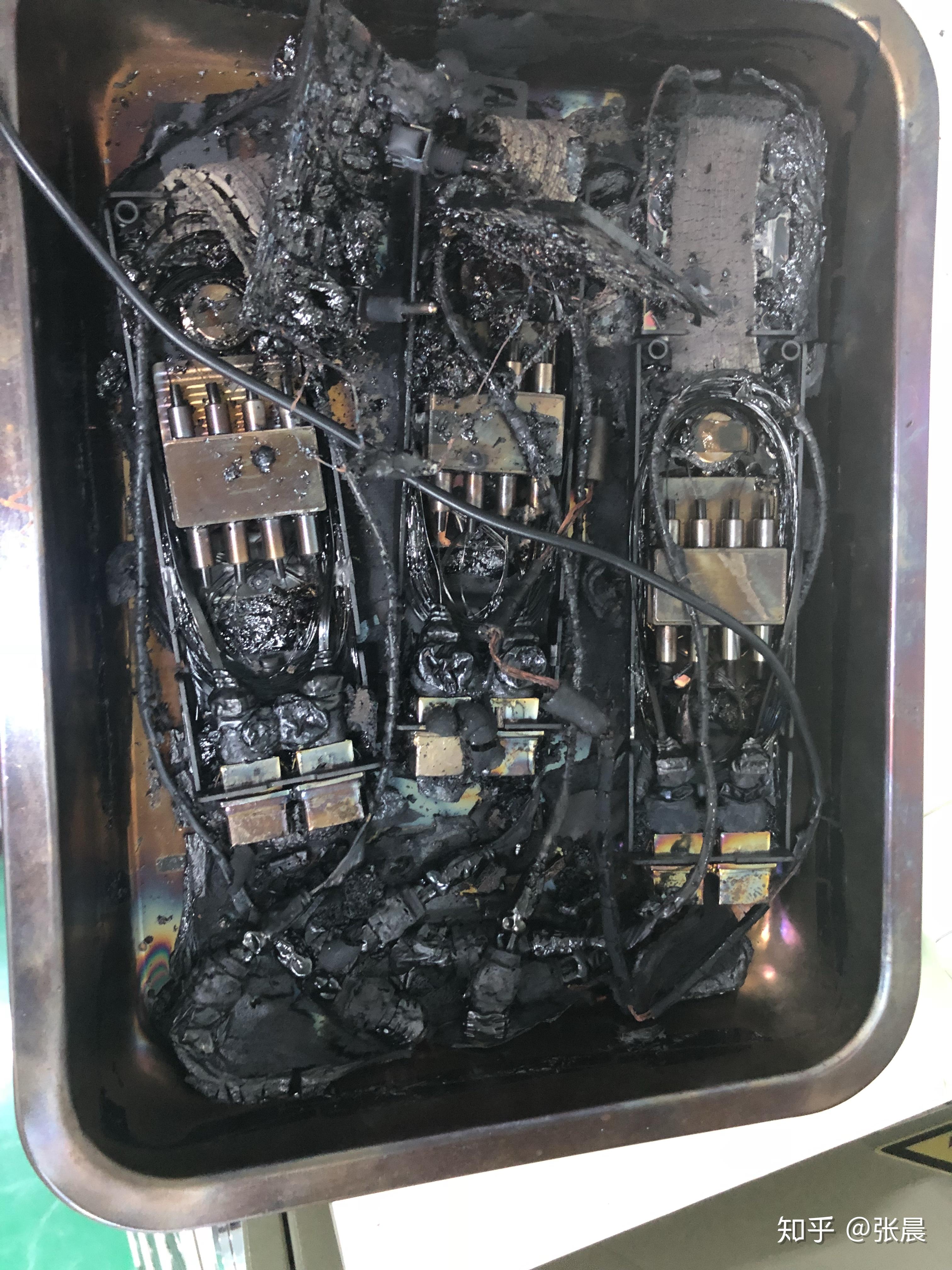 电路板短路或发热可能烧成这样吗