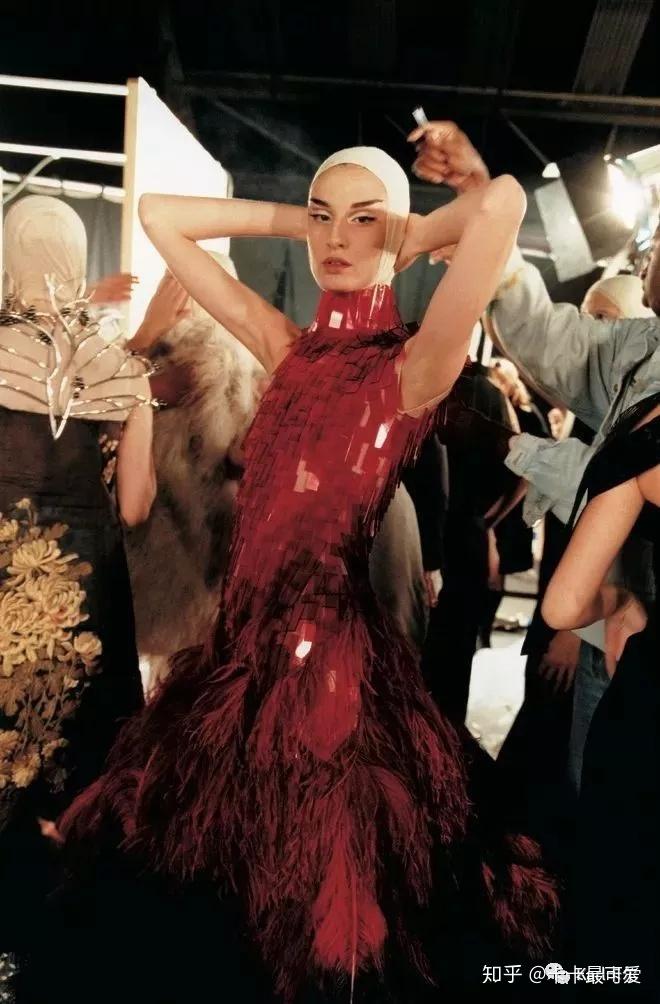 Alexander McQueen 2001春夏VOSS秀场 知乎