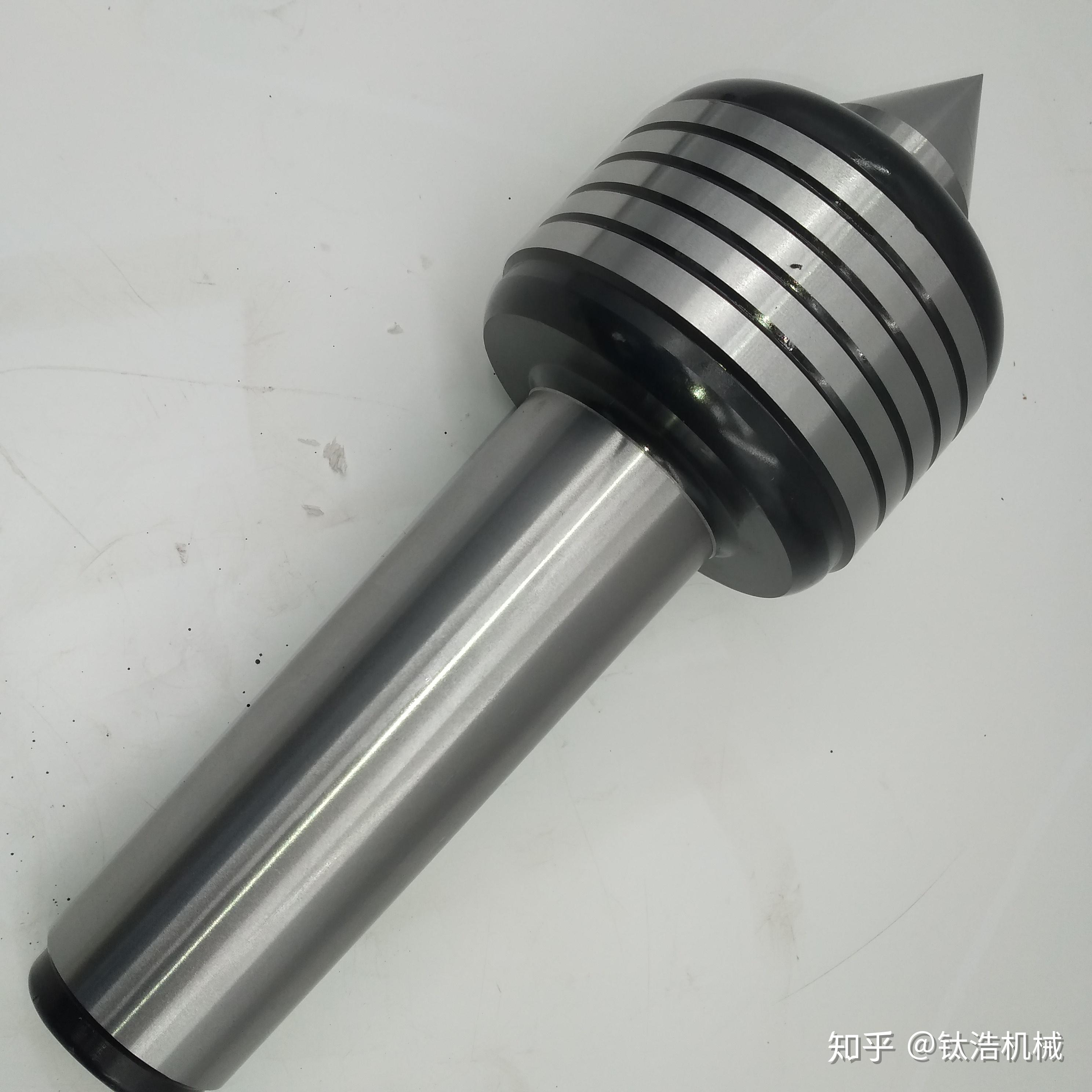 但活顶针的刚性较差,有时还会产生跳动而降低加工精度.