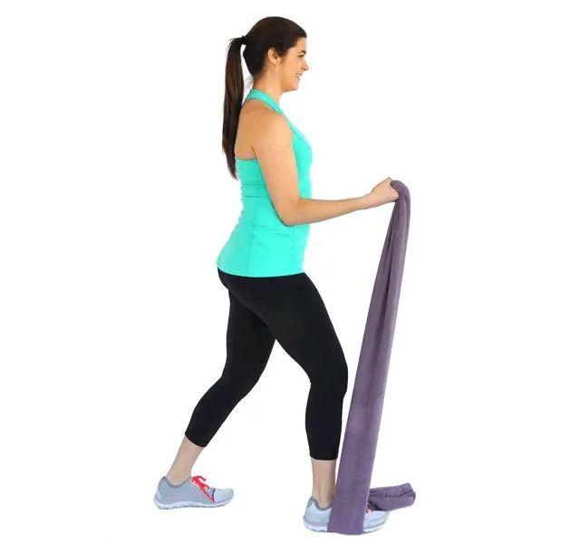 例如,当你用弹力带进行二头肌弯举时,你将在手臂完全伸直并侧卧的情况