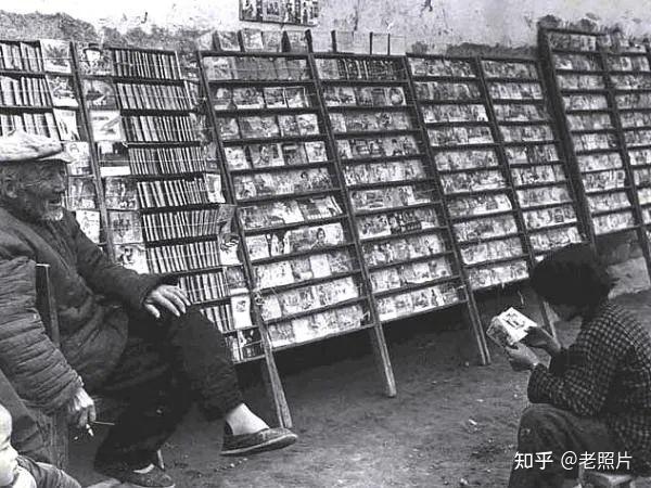 老照片：昔日街头的“小人书摊” - 知乎