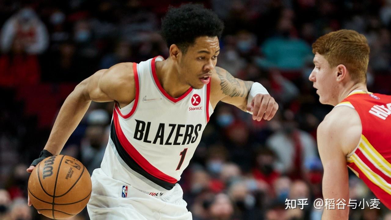 作为先发球员出场亮相的后卫安芬尼-西蒙斯(anfernee simons)状态火热