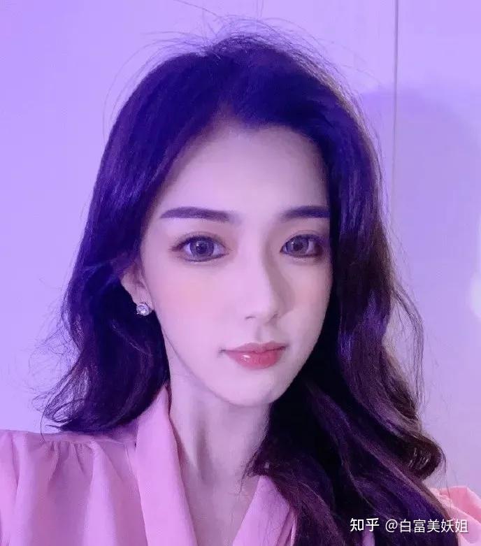 虽然她的杏眼大而无辜,鼻子挺拔,嘴巴水润丰满.