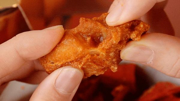 这份辣子鸡块是纯鸡腿肉做的,有些带骨,有些不带骨;正在老k和罗叔在