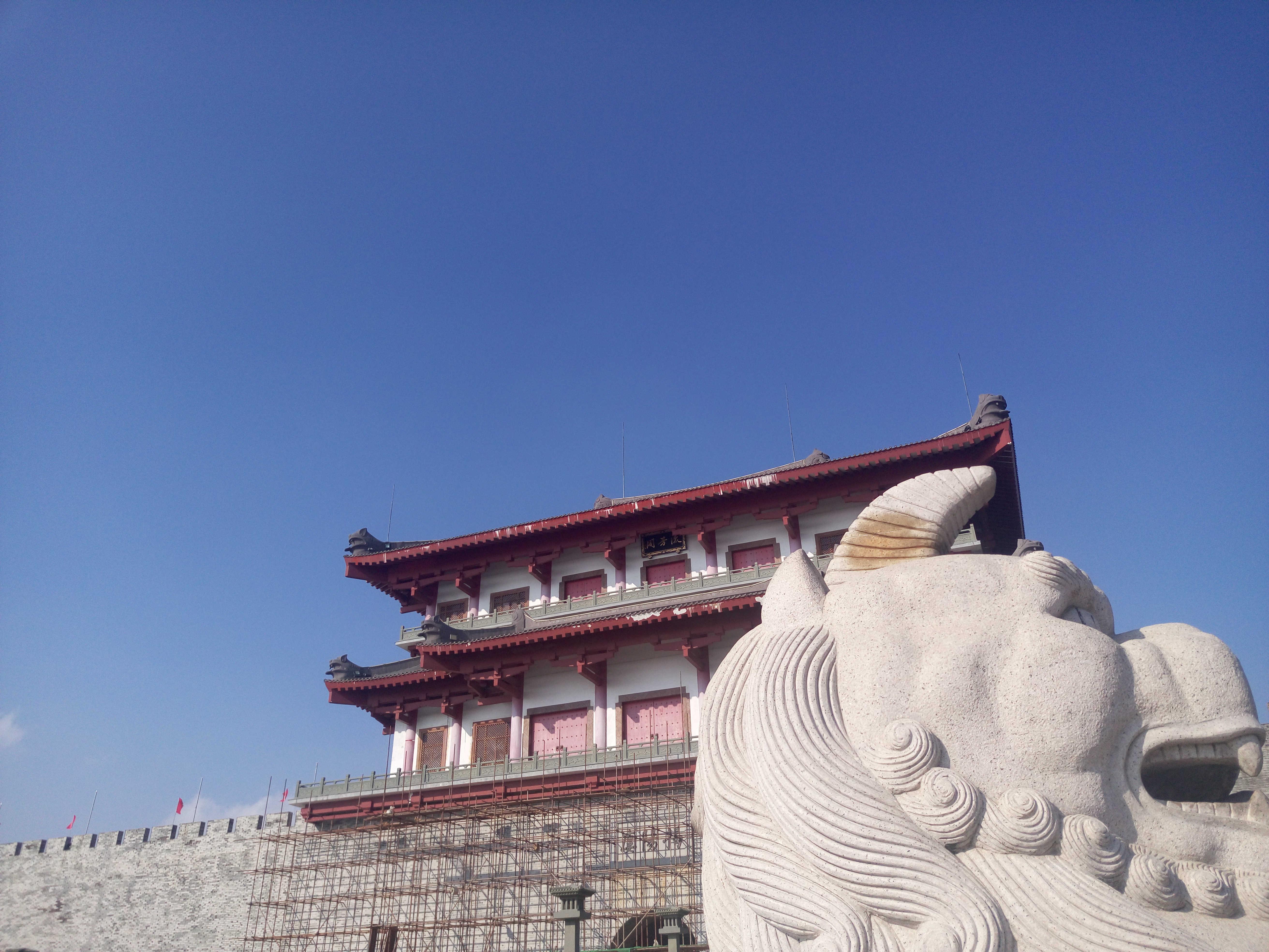 会趁机会到揭阳楼广场一楼,在城楼前面的大鼎旁边,一直等到城楼开门